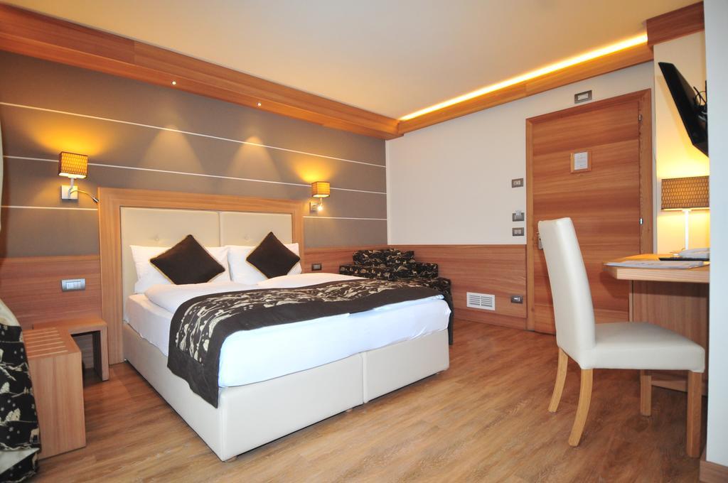 Hotel Bondi Livigno Exterior photo